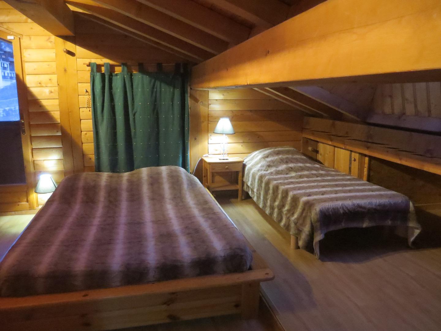 Chambre des cimes, un lit double et un lit simple.