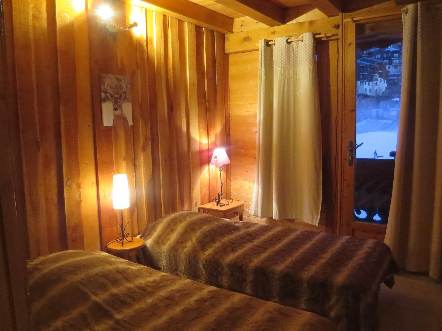 Chambre mélèze, deux lits simples.
