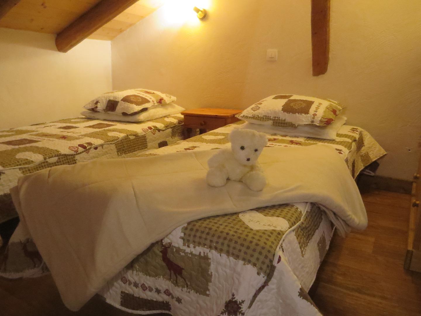 Chambre sud. Trois lits simples.