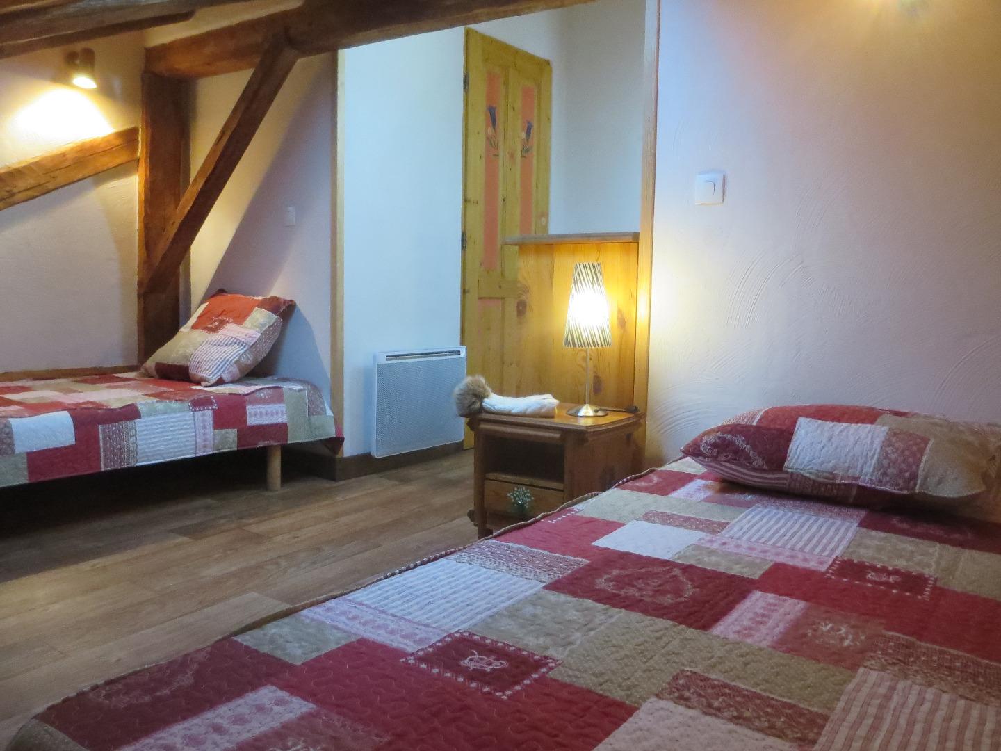 Chambre Nord Est, deux lits simples.