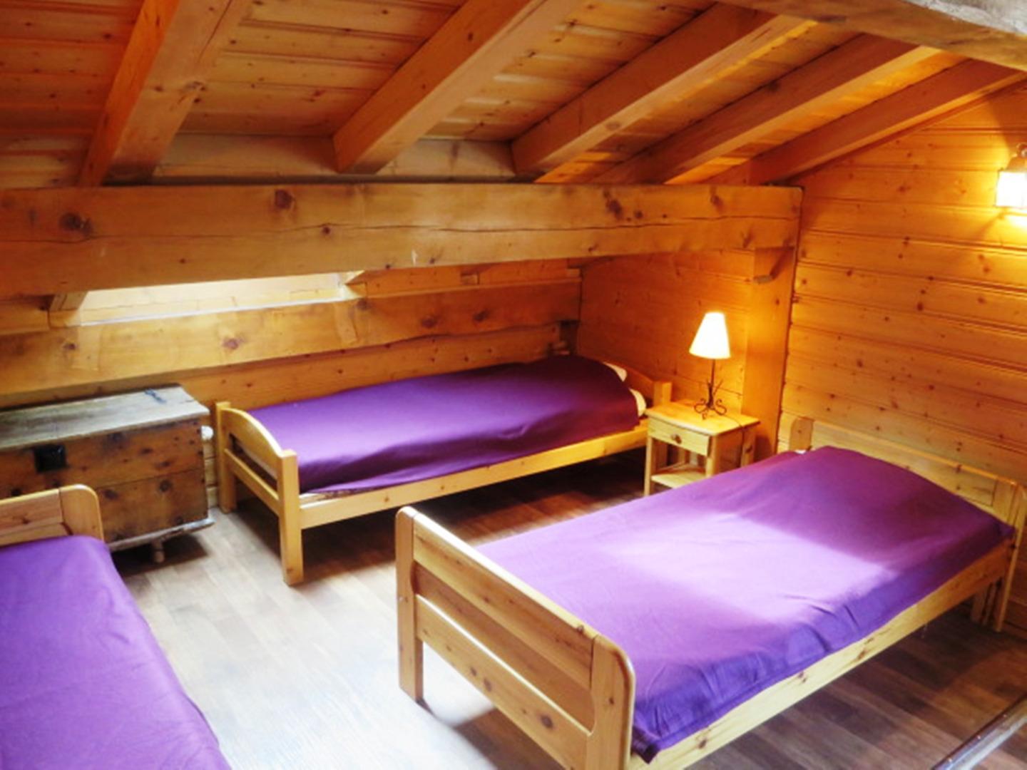 Chambre avec trois lits simples