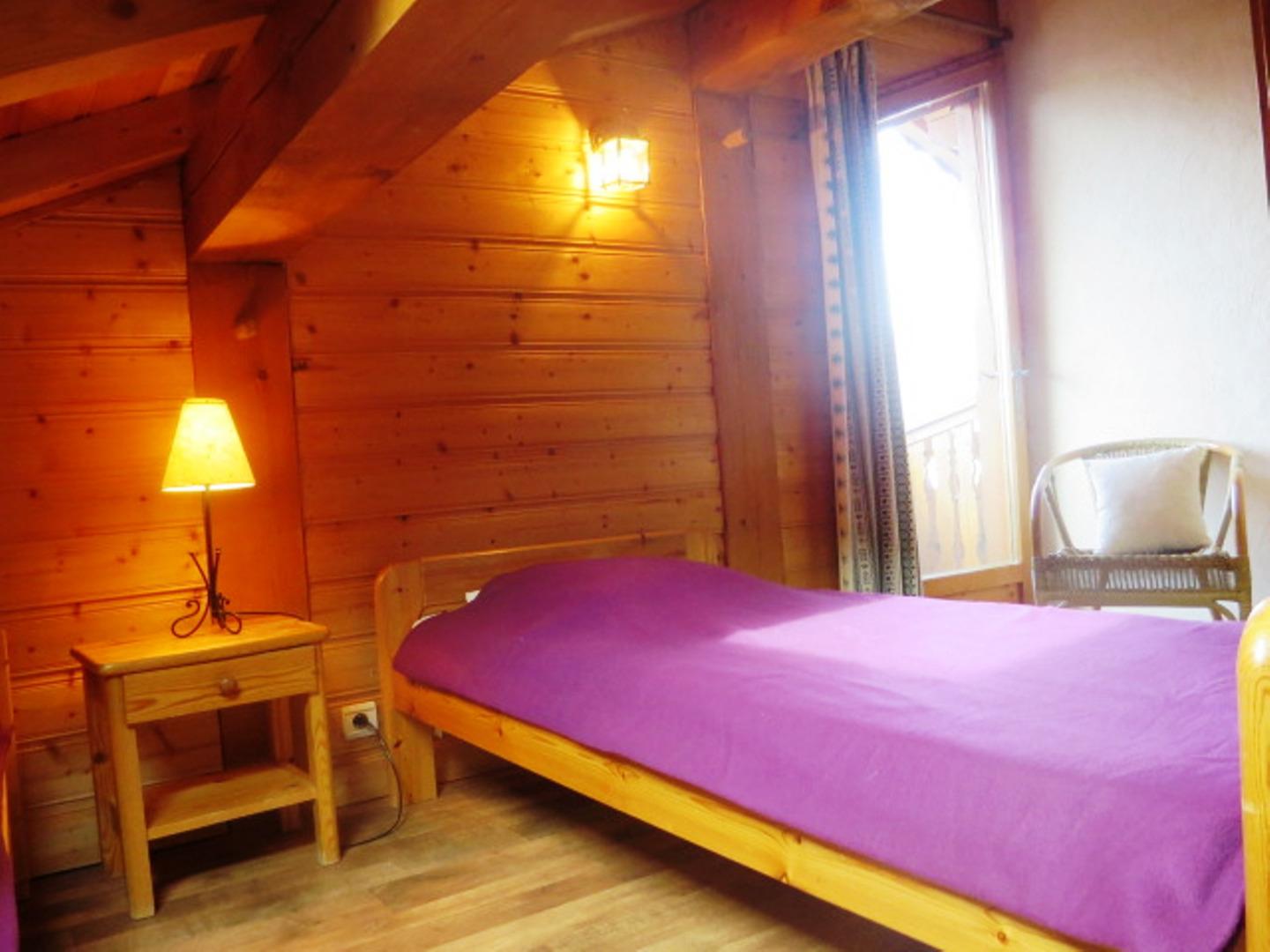 Chambre avec une porte fenêtre